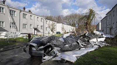 عاصفة تتسبب في اقتلاع سقف منزل في ألمانيا.