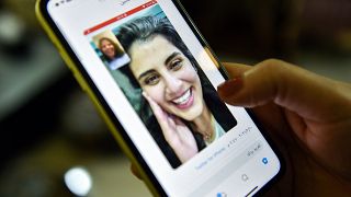 امرأة تشاهد تغريدة نشرتها لينا، شقيقة الناشطة السعودية لجين الهذلول، وهما يتواصلان عبر الفيديو بعد إطلاق سراح الهذلول.