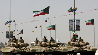 دبابات قتال ثقيلة على بعد 40 كيلومترًا شرق مدينة الكويت، خلال عرض لوزارة الدفاع الكويتية.