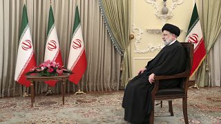 الرئيس  الإيراني إبراهيم رئيسي في مقابلة مع التلفزيون الرسمي في طهران، إيران.