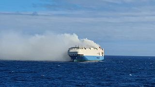 O navio "Felicity Ace" ainda com um incêndio a bordo ao largo da ilha dos Açores