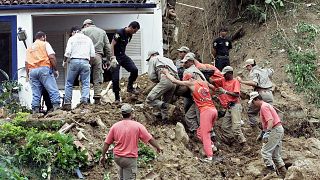 Petrópolis: Angehörige trauern um Tote nach Erdrutsch