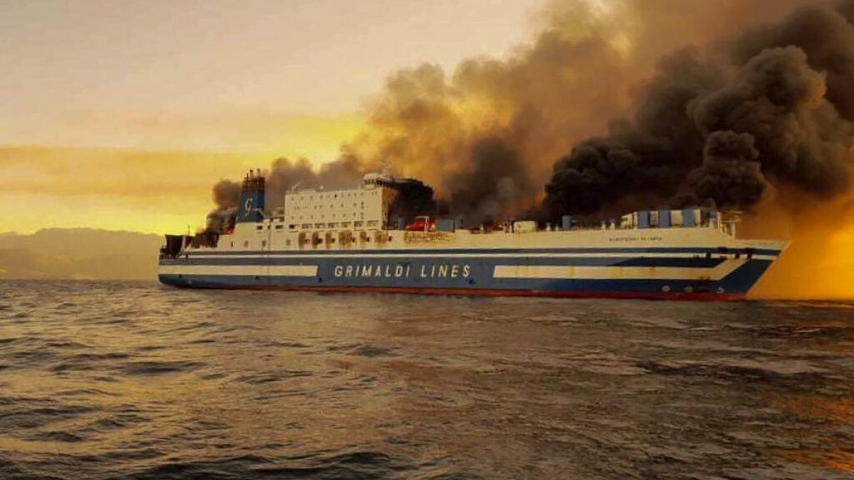 Ferry en feu près de l'île grecque de Corfou, le 18/02/2022