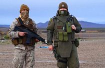 Dos soldados patrullan en el municipio de Colchane, en Chile