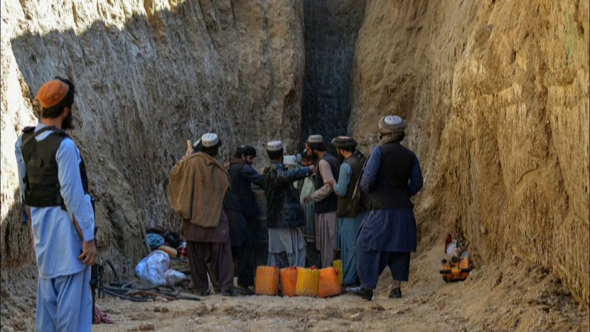 صورة لعمال إنقاذ أفغان في مهمة إنقاذ الطفل العالق في بئر  