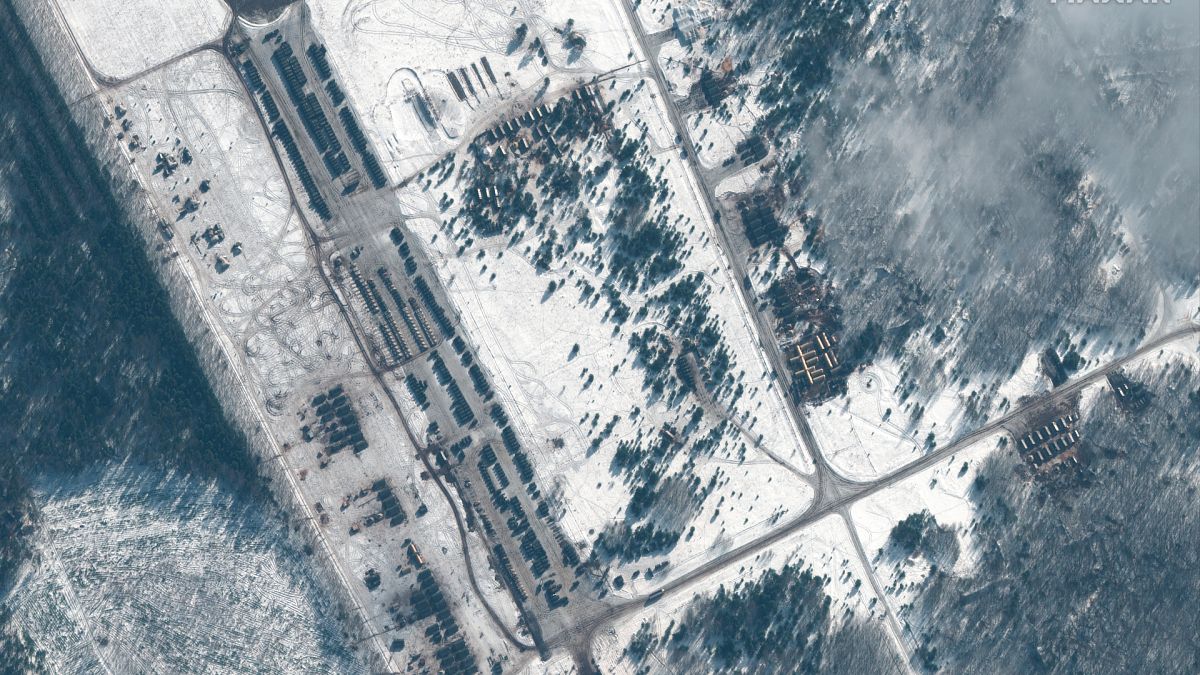Maxar Technologies tarafından sağlanan bu uydu görüntüsüne göre, Belarus'ta konuşlu Rus askerlerileri, Ukrayna sınırına 25 km'den az bir mesafede bulunuyor