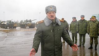 Alexander Lukaschenko während eines Gesprächs mit Journalisten auf dem Trainingsgelände in Osipowitschi, Belarus, 17.02.2022