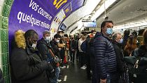 Usagers du métro portant le masque à Paris, France.