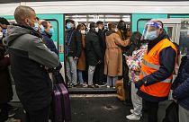Des usagers attendent de pouvoir monter dans un métro à la station Gare-Saint-Lazare à Paris, vendredi 18 février 2022.