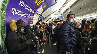 Usagers du métro portant le masque à Paris, France.