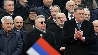 Milorad Dodik (jobbo.) más boszniai szerb vezetőkkel egy Banja Luka-i parádén