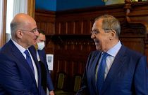 Χειραψία του Έλληνα υπουργού Εξωτερικών Νίκου Δένδια με τον Ρώσο ομόλογό του Σεργκέι Λαβρόφ στη Μόσχα