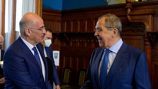 Χειραψία του Έλληνα υπουργού Εξωτερικών Νίκου Δένδια με τον Ρώσο ομόλογό του Σεργκέι Λαβρόφ στη Μόσχα