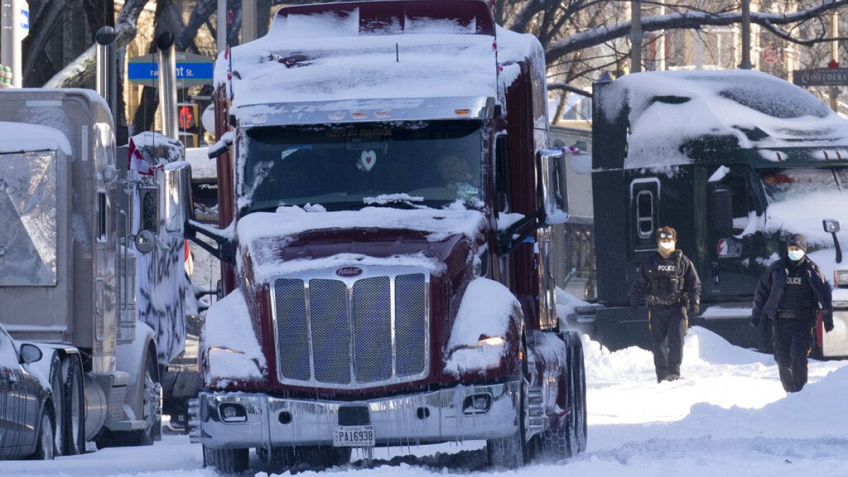 Polizisten überwachen den Abzug eines Trucks in Ottawa, 18.02.2022