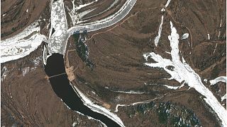 صور الأقمار الصناعية تكشف عن "جسر غامض" على الحدود الروسية