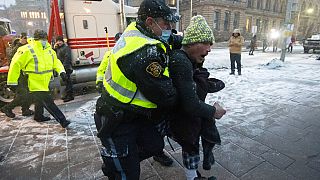 Tüntetőket tartóztat le a rendőrség 2022. február 17-én, csütörtökön az ontariói Ottawában.