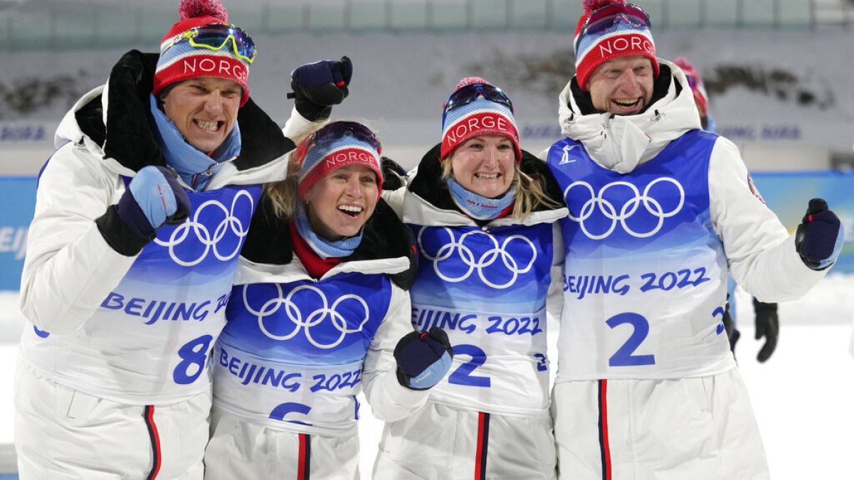 I norvegesi Christiansen, Eckhoff, Olsbu Roeiseland e Boe dopo i successi nelle mass start di biathlon maschile e femminile, a Pechino 2022