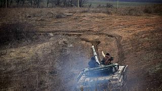 Forças ucranianas em manobras no Donbass
