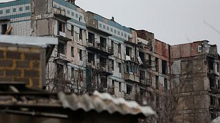 Donetsk bölgesinde çatışmalar nedeniyle kullanılmaz hale gelen bir bina (arşiv)