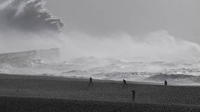 بدون تعليق: أمواج عاتية تضرب شاطئ نيوهافن الإنجليزي بسبب العاصفة يونس