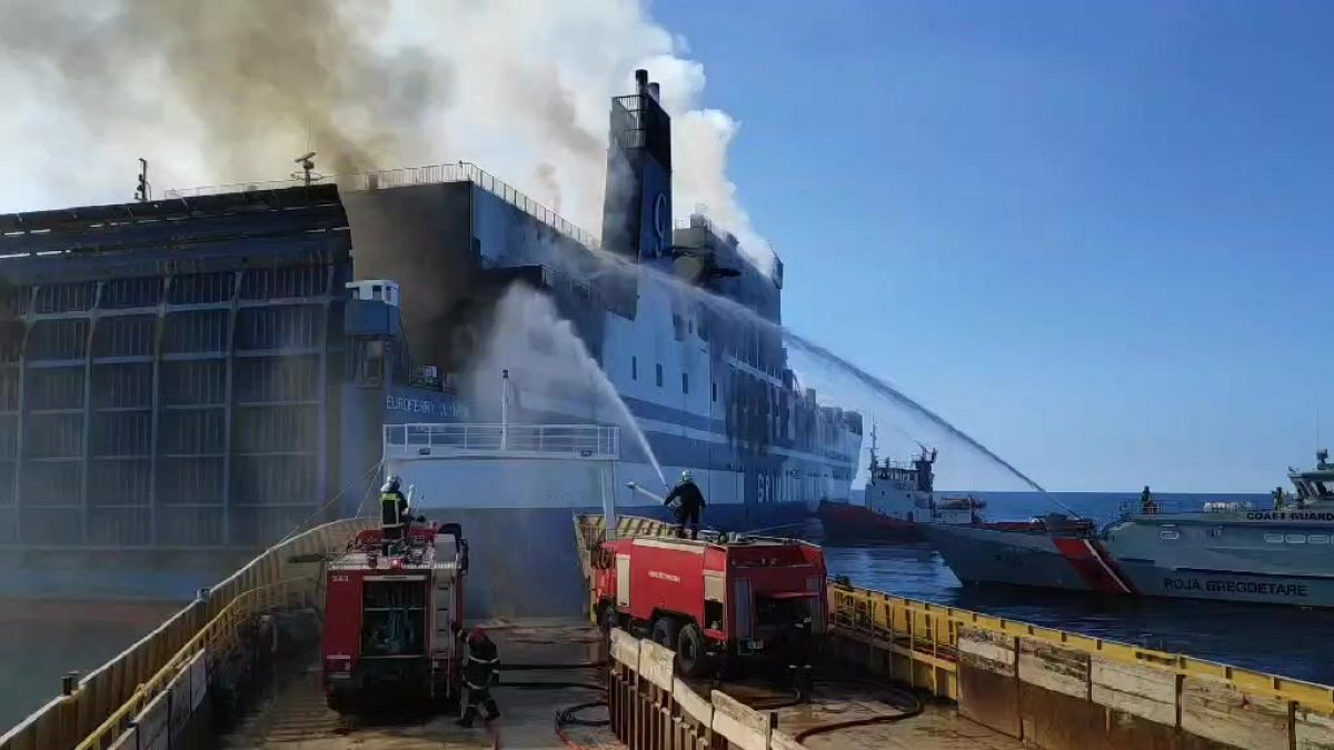 حريق يلتهم سفينة ركاب في سواحل اليونان. 