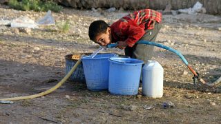 طفل يشرب الماء المستخرج من البئر والمخصص للزراعة في قرية دوار قرب مراكش، المغرب.