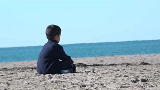 Un niño refugiado afgano en una playa de Albania