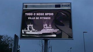 Cartel informativo sobre el luto por el naufragio del Villa de Pitanxo