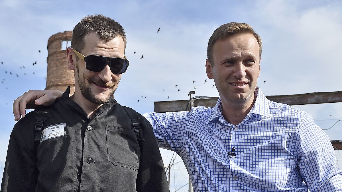 أليكسي نافالني مع شقيقه أوليغ نافالني، في السجن قرب موسكو، روسيا.