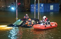 In Hamburg musste die Feuerwehr sich auch um festsitzende Autofahrer kümmern