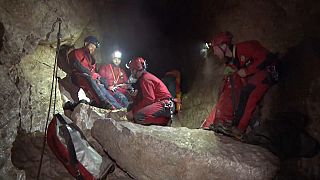 Speciális búvárok szabadítják ki a lengyel barlangászokat Ausztriában 2022. 02. 18-án