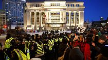 Policiers et manifestants se font face à Ottawa, Canada, le 18 février 2022