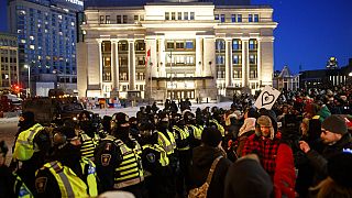 Policiers et manifestants se font face à Ottawa, Canada, le 18 février 2022