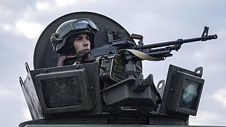 Ουκρανός στρατιώτης με το δάχτυλο στην σκανδάλη σε θωρακισμένο όχημα