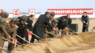 زعيم كوريا الشمالية كيم جونغ أون يشارك في حفل وضع حجر الأساس لبناء مزرعة ريونفو الدافئة في منطقة ريونفو في مقاطعة هامجو.