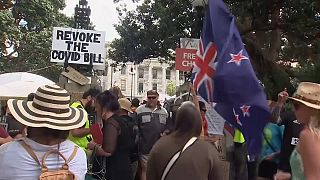 Tüntetők az új-zélandi parlament épületénél 2022. 02. 18-án