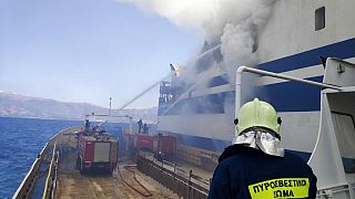 Όχημα της Πυροσβεστικής κάνει ρίψεις νερού στο πλοίο