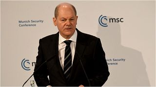 المستشار الألماني أولاف شولتز يتحدث في مؤتمر ميونيخ للأمن، جنوب البلاد، 19 فبراير 2022