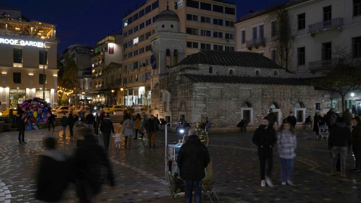 Η πολυσύχναστη πλατεία στο Μοναστηράκι στο κέντρο της Αθήνας