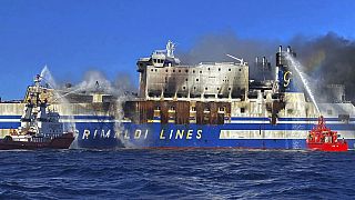 Reanudan la búsqueda de los 12 desaparecidos en el incendio de un ferry en Grecia