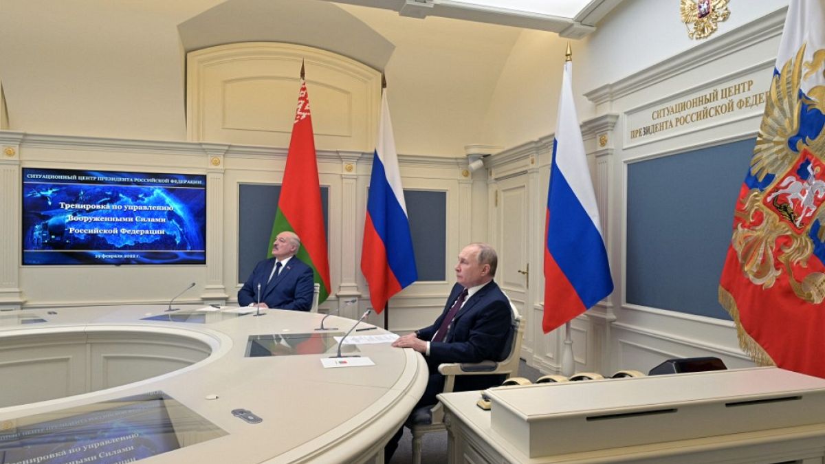 Rus lider Putin, Belarus Cumhurbaşkanı Lukaşenko ile nükleer üçleme güçlerinin yer aldığı tatbikatı başlattı. 