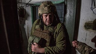 Soldados ucranianos num abrigo antibomba após ataque em Novoluhanske