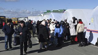 Сотни человек эвакуируются из Донбасса в Россию
