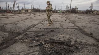 Nowoluhanske, Ostukraine: Ein ukrainischer Soldat vor dem Einschlagsloch eines Geschützes der Separatisten