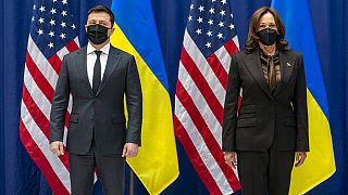 El presidente ucraniano, Volodímir Zelenski, y la vicepresidenta de EEUU, Kamala Harris, en Múnich, Alemania