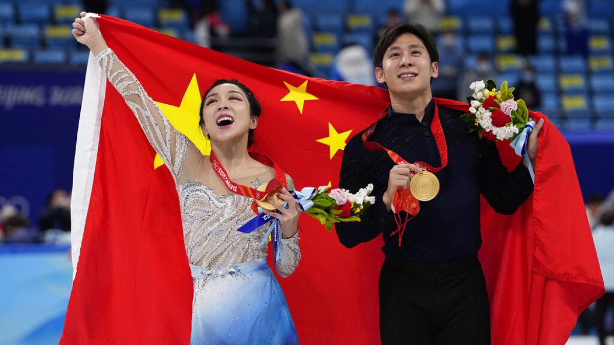 Ce samedi à Pékin, les patineurs chinois Sui Wenjing et Han Cong ont été sacrés champions olympiques en couples, quatre ans après l'argent à Pyeonchang.
