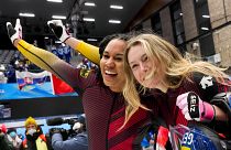 Die Laura Nolte und Deborah Levi feiern ihren Sieg im Zweier-Bob in Peking.