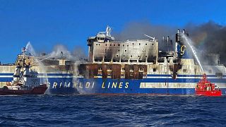 امدادرسانی به کشتی آتش گرفته ایتالیایی در سواحل یونان