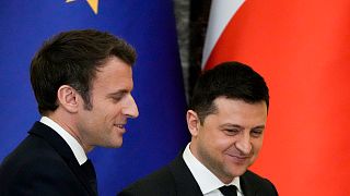 الرئيس الأوكراني فولوديمير زيلينسكي ونظيره الفرنسي إيمانويل ماكرون.