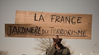 Ünnep Maliban a francia csapatkivonás hírére